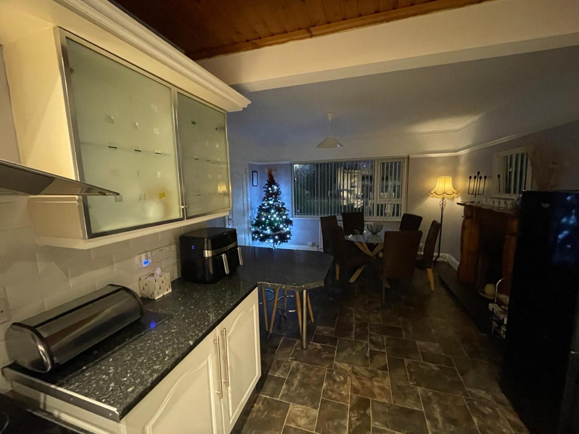 Fairway House Villa แคร์ริกเฟอร์กัส ภายนอก รูปภาพ